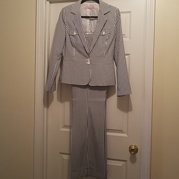 View Collections 2 piece suit - Picture 1 of 8
